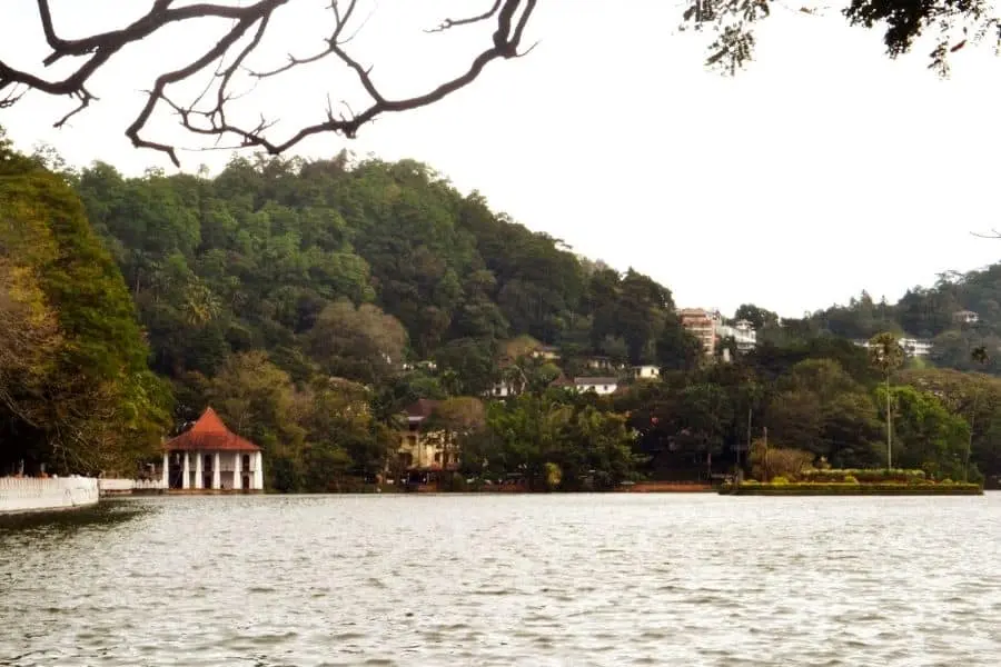 kandy lake sri lanka