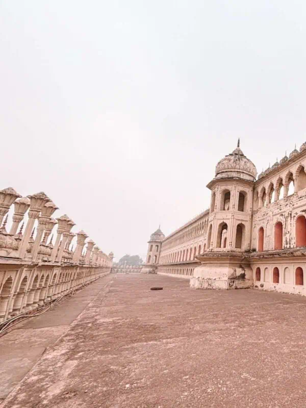 rooftop walkway with repeating arches at bara imambara, lucknow