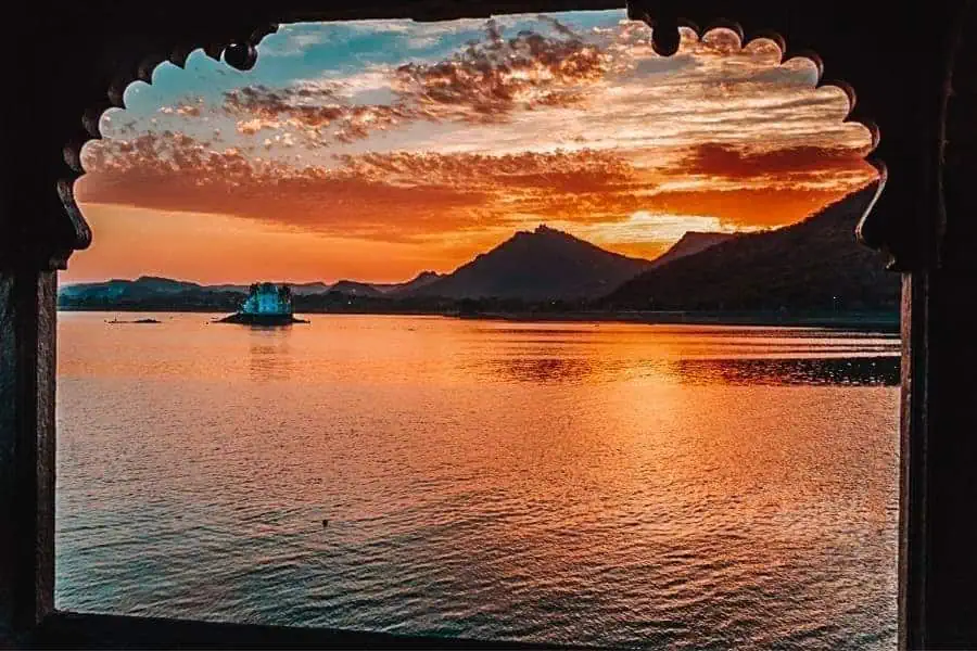 sunset at fateh sagar lake udaipur rajasthan