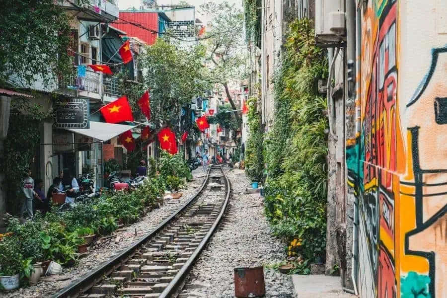 train street hanoi days in vietnam itinerary 