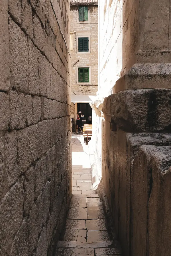 let me pass street in Diocletian's palace
