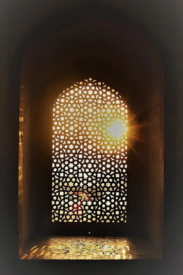 play of light and shadows through lattice screens at humayun's tomb