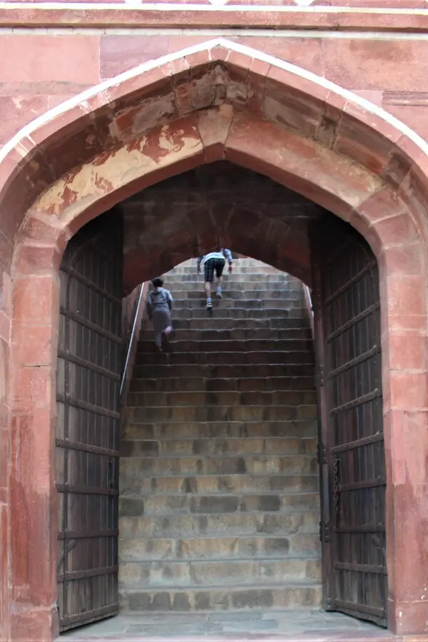 staircase to the tomb of humayun