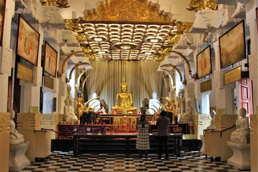 temple of sacred tooth relic kandy sri lanka