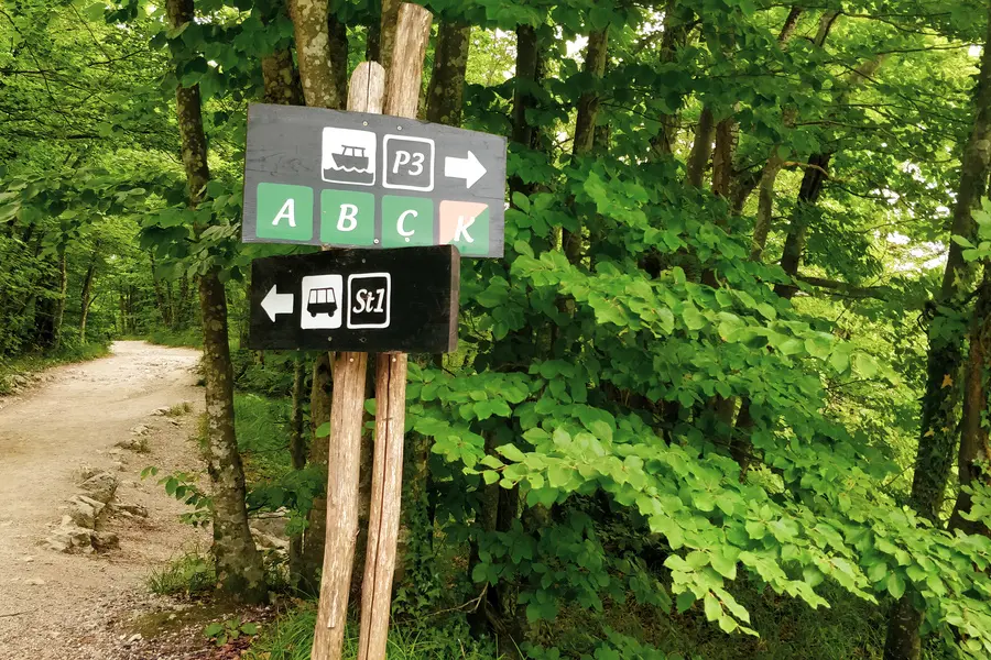 well-marked trails plitvice lakes croatia