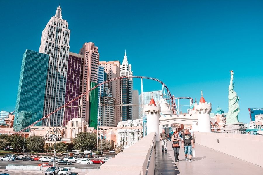 walking the las vegas strip how to get around las vegas