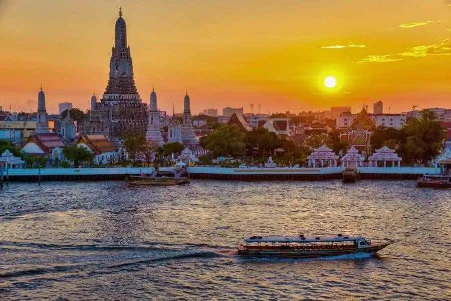 wat arun sunset view across chao phraya river
